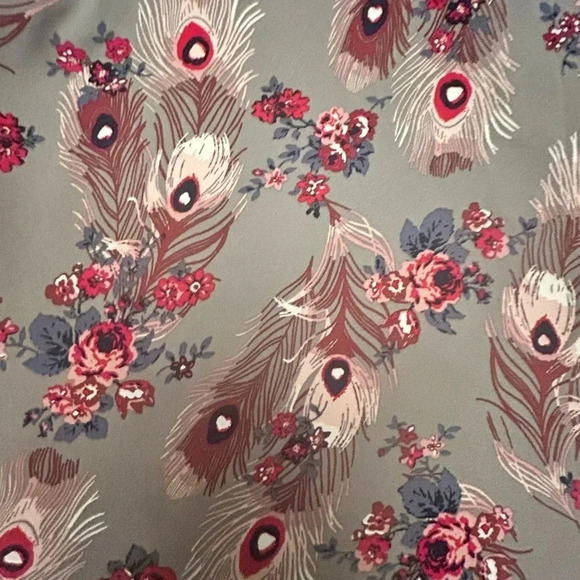 LOFT Gray, floral, peacock feather, layered
Sleeveless Blouse Size: MP NWOT - Picture 5 of 9